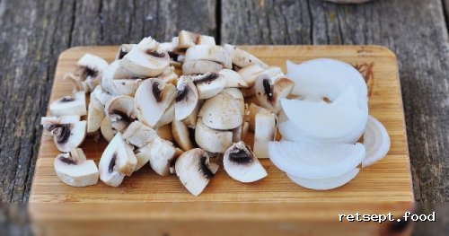 Фото приготовления рецепта: Салат с курицей и корейской морковкой - шаг №2