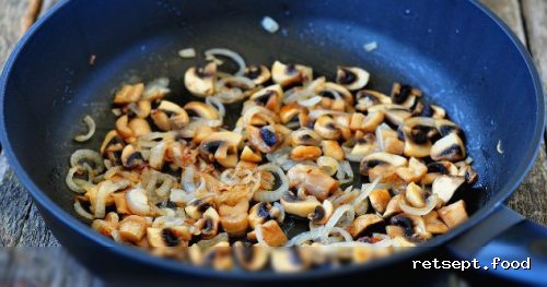 Фото приготовления рецепта: Салат с курицей и корейской морковкой - шаг №3