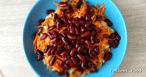 Фото приготовления рецепта: Салат с курицей, консервированной фасолью, морковью по-корейски и огурцом - шаг №13