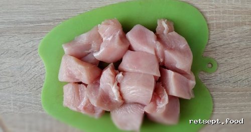 Фото приготовления рецепта: Салат с курицей, консервированной фасолью, морковью по-корейски и огурцом - шаг №2