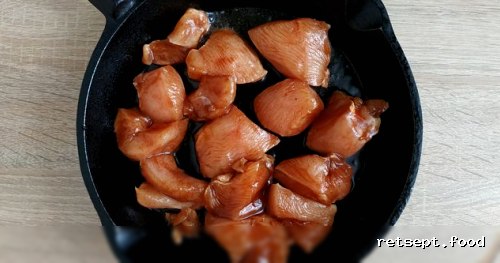 Фото приготовления рецепта: Салат с курицей, консервированной фасолью, морковью по-корейски и огурцом - шаг №5