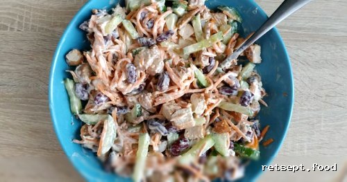 Фото приготовления рецепта: Салат с курицей, консервированной фасолью, морковью по-корейски и огурцом - шаг №15