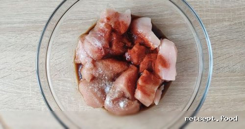 Фото приготовления рецепта: Салат с курицей, консервированной фасолью, морковью по-корейски и огурцом - шаг №3