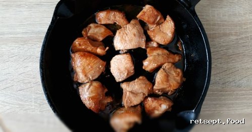Фото приготовления рецепта: Салат с курицей, консервированной фасолью, морковью по-корейски и огурцом - шаг №6