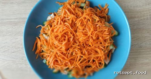 Фото приготовления рецепта: Салат с курицей, консервированной фасолью, морковью по-корейски и огурцом - шаг №12