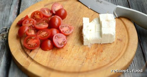Фото приготовления рецепта: Салат с тунцом, фетой и помидорами - шаг №3