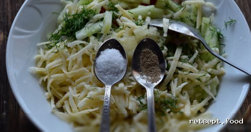 Фото приготовления рецепта: Салат с ветчиной, помидорами, сыром и огурцом - шаг №8