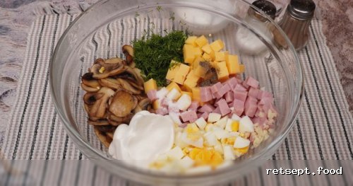 Фото приготовления рецепта: Салат с ветчиной, сыром, шампиньонами и яйцами - шаг №7
