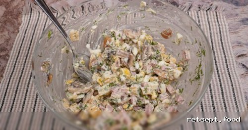 Фото приготовления рецепта: Салат с ветчиной, сыром, шампиньонами и яйцами - шаг №8
