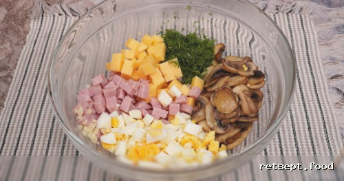Фото приготовления рецепта: Салат с ветчиной, сыром, шампиньонами и яйцами - шаг №6