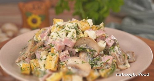 Фото приготовления рецепта: Салат с ветчиной, сыром, шампиньонами и яйцами - шаг №10