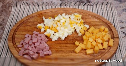 Фото приготовления рецепта: Салат с ветчиной, сыром, шампиньонами и яйцами - шаг №5