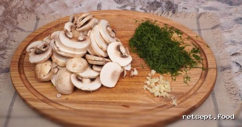 Фото приготовления рецепта: Салат с ветчиной, сыром, шампиньонами и яйцами - шаг №3