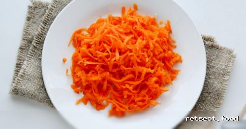 Фото приготовления рецепта: Слоёный салат «Грибная поляна» с курицей - шаг №6