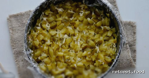 Фото приготовления рецепта: Слоёный салат «Грибная поляна» с курицей - шаг №15