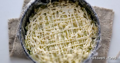 Фото приготовления рецепта: Слоёный салат «Грибная поляна» с курицей - шаг №14