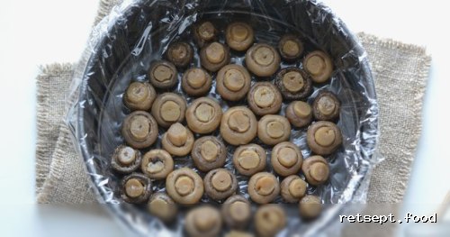 Фото приготовления рецепта: Слоёный салат «Грибная поляна» с курицей - шаг №12