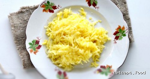Фото приготовления рецепта: Слоёный салат «Грибная поляна» с курицей - шаг №5
