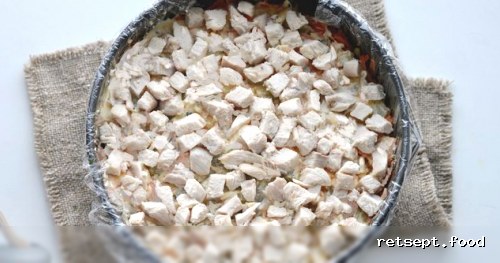 Фото приготовления рецепта: Слоёный салат «Грибная поляна» с курицей - шаг №17