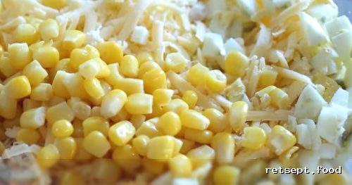 Фото приготовления рецепта: Сытный салат с курицей - шаг №4