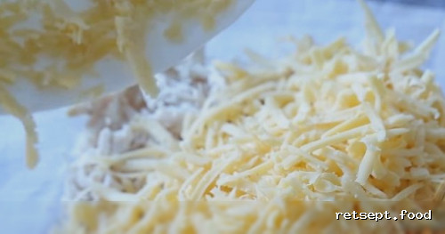 Фото приготовления рецепта: Сытный салат с курицей - шаг №2