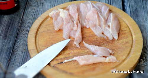 Фото приготовления рецепта: Тёплый салат с курицей, сладким перцем и помидорами - шаг №2