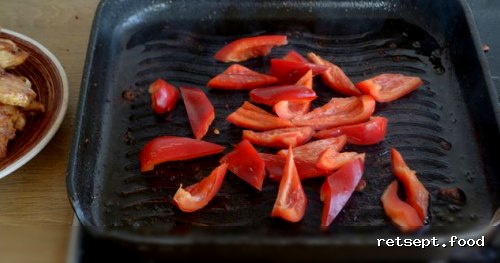 Фото приготовления рецепта: Тёплый салат с курицей, сладким перцем и помидорами - шаг №7