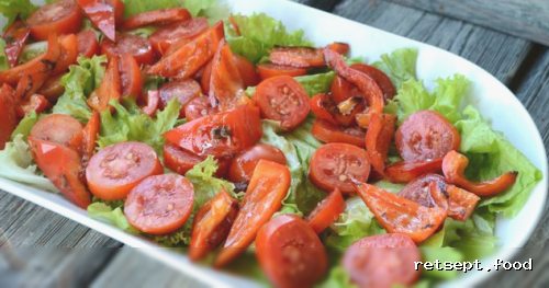Фото приготовления рецепта: Тёплый салат с курицей, сладким перцем и помидорами - шаг №10