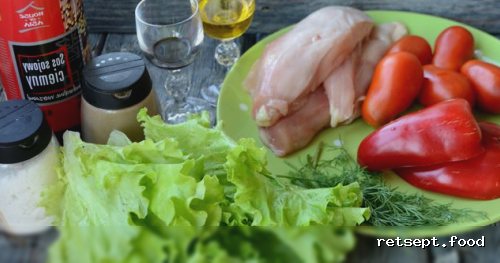 Фото приготовления рецепта: Тёплый салат с курицей, сладким перцем и помидорами - шаг №1