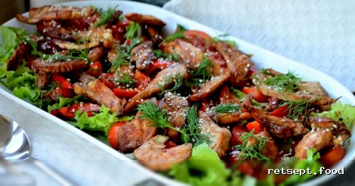 Фото приготовления рецепта: Тёплый салат с курицей, сладким перцем и помидорами - шаг №14