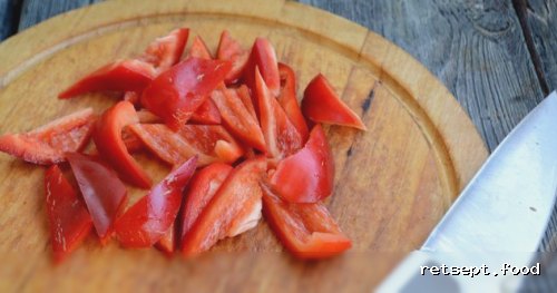 Фото приготовления рецепта: Тёплый салат с курицей, сладким перцем и помидорами - шаг №6