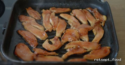 Фото приготовления рецепта: Тёплый салат с курицей, сладким перцем и помидорами - шаг №4