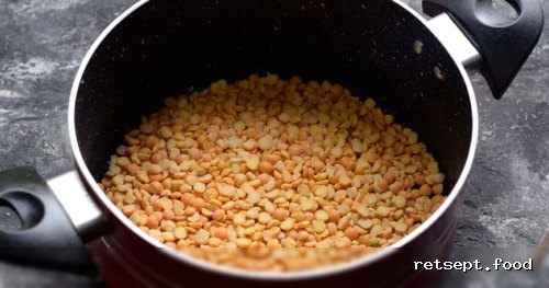 Фото приготовления рецепта: Гороховое пюре с обжаренным копчёным беконом - шаг №2