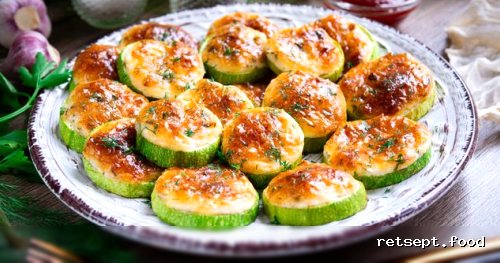 Фото приготовления рецепта: Кабачки в духовке с майонезом, чесноком и сыром - шаг №11