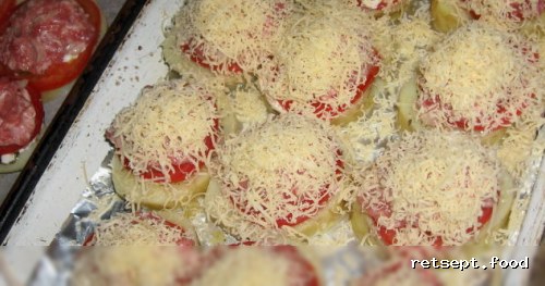 Фото приготовления рецепта: Картофель, запеченный с мясом и помидорами - шаг №5