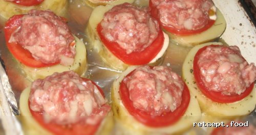 Фото приготовления рецепта: Картофель, запеченный с мясом и помидорами - шаг №4