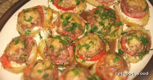 Фото приготовления рецепта: Картофель, запеченный с мясом и помидорами - шаг №7