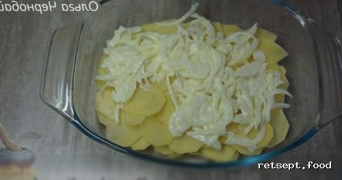 Фото приготовления рецепта: Курица, запеченная с картофелем и сыром, по-французски - шаг №5