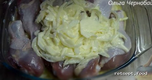 Фото приготовления рецепта: Курица, запеченная с картофелем и сыром, по-французски - шаг №7