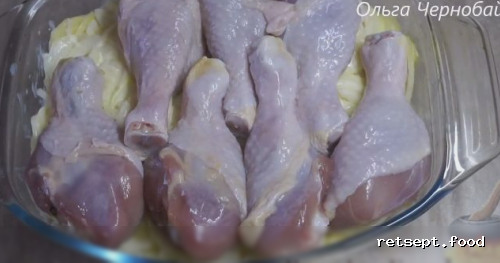 Фото приготовления рецепта: Курица, запеченная с картофелем и сыром, по-французски - шаг №6