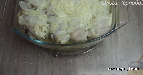 Фото приготовления рецепта: Курица, запеченная с картофелем и сыром, по-французски - шаг №9