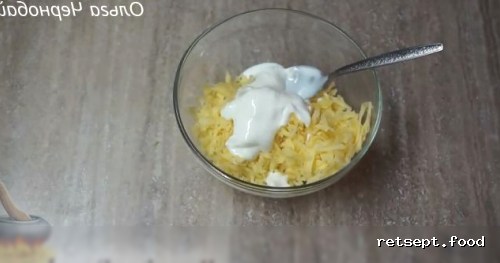 Фото приготовления рецепта: Курица, запеченная с картофелем и сыром, по-французски - шаг №10