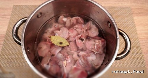 Фото приготовления рецепта: Куриные желудки с грибами в сметанной подливке - шаг №3