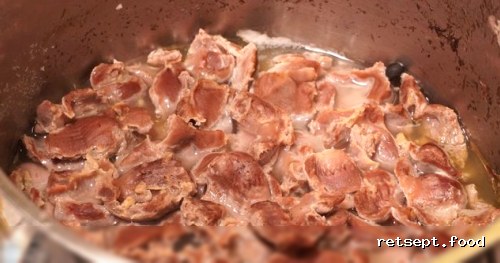 Фото приготовления рецепта: Куриные желудки с грибами в сметанной подливке - шаг №4