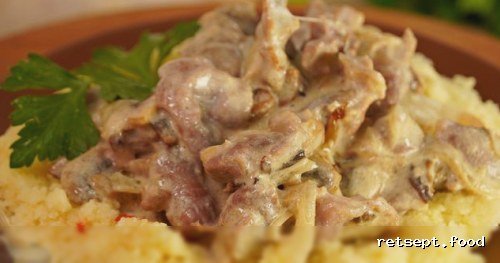Фото приготовления рецепта: Куриные желудки с грибами в сметанной подливке - шаг №16