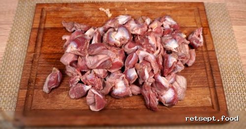 Фото приготовления рецепта: Куриные желудки с грибами в сметанной подливке - шаг №2