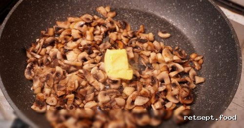 Фото приготовления рецепта: Куриные желудки с грибами в сметанной подливке - шаг №7