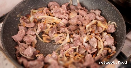 Фото приготовления рецепта: Куриные желудки с грибами в сметанной подливке - шаг №10