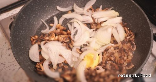 Фото приготовления рецепта: Куриные желудки с грибами в сметанной подливке - шаг №8
