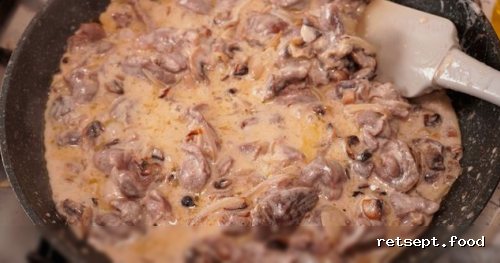 Фото приготовления рецепта: Куриные желудки с грибами в сметанной подливке - шаг №14